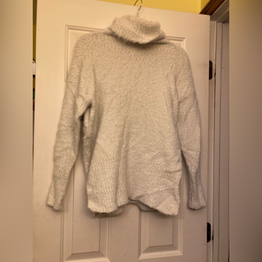 Offline by Aerie, size XS, Cozy White Turtleneck Sweater, fluffy and warm